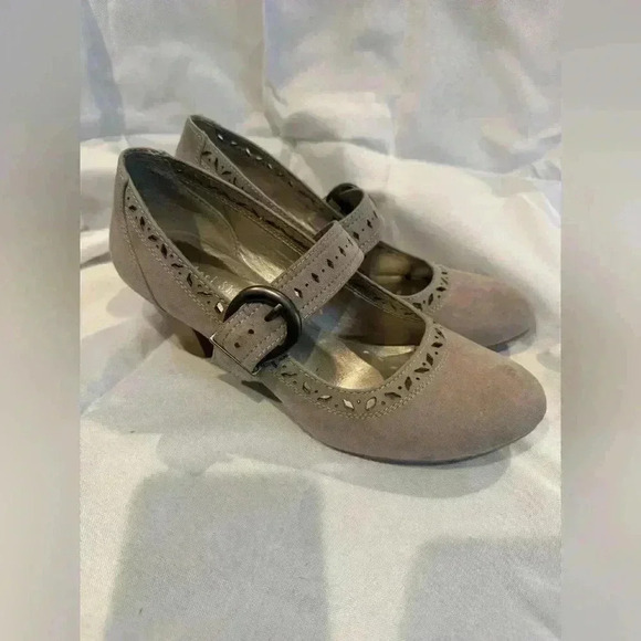 Michael Shannon Tan Heels with Elegant Design - Picture 9 of 16